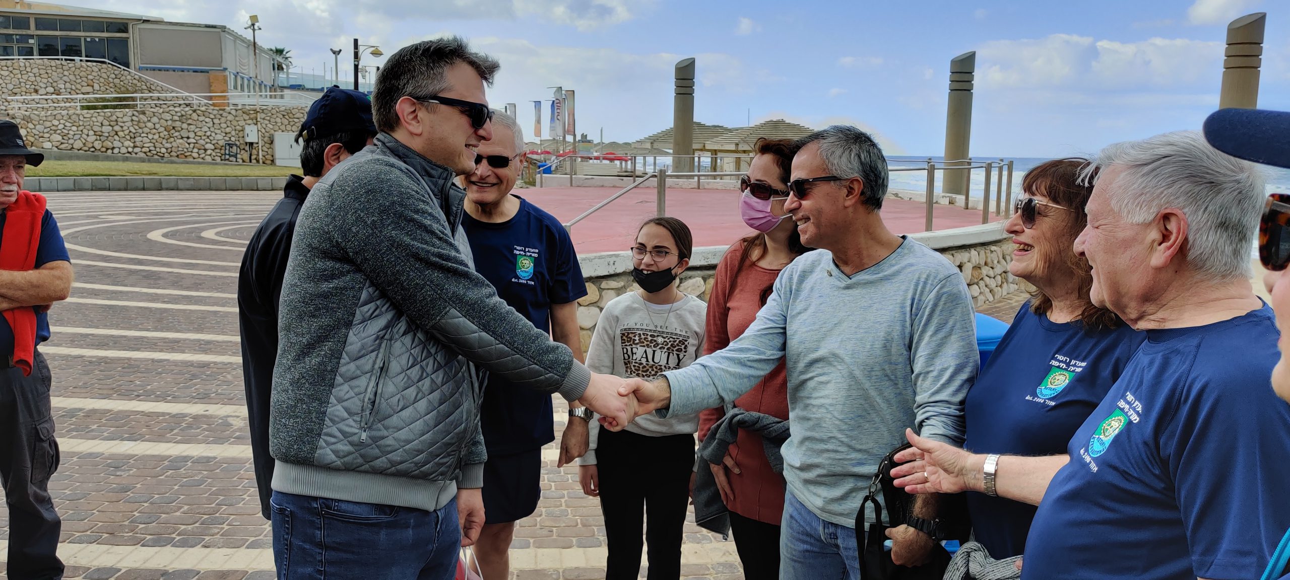 הענקת סיכת רוטרי ליובל וליעקב