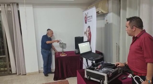 מפגש חנוכה – הדלקת נר