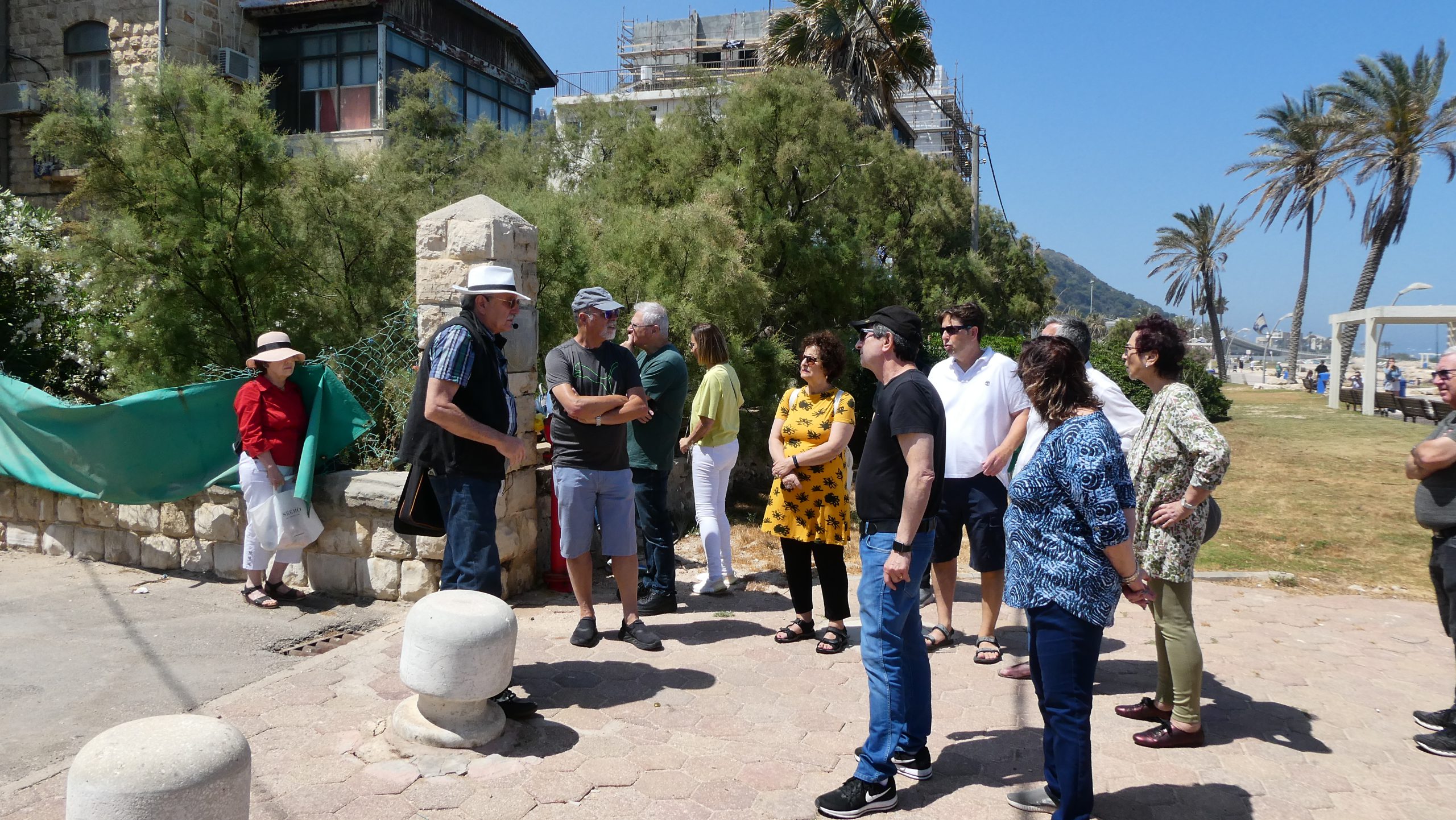 סיור בתים בשכונת בת-גלים