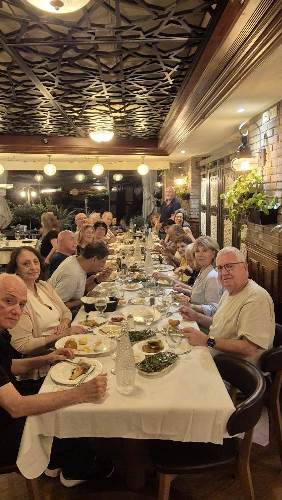 מפגש חברתי במסעדת שאווטינה