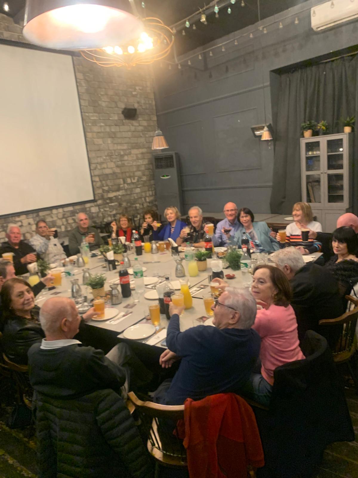 מפגש חברתי במסעדת ליבירה